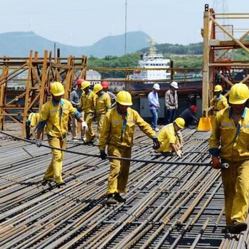 出國打工去香港建筑工地8小時做六休一13薪，年薪46.6萬包吃包住