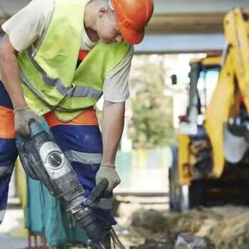 加拿大招各類室內外建筑工人、工程車類司機，年薪40萬吃住全包