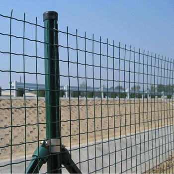 大同铁丝网围栏鱼塘果园双边丝围栏网定制框架护栏高速公路护栏网
