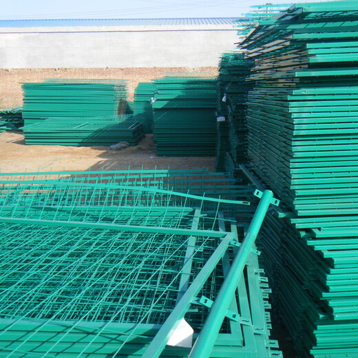 漯河双边丝护栏网桃型柱围网公路隔离网防疫铁路框架栅栏网铁丝网