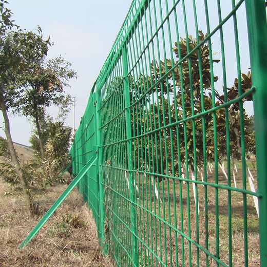 荊門雙邊護欄網高速公路隔離河道果園框架柵欄圍墻圈地圍欄現貨