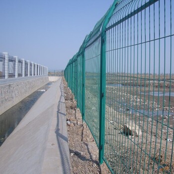 廣元高速公路框架網(wǎng)養(yǎng)殖果園隔離鐵絲網(wǎng)圍欄小區(qū)魚塘雙邊絲護欄網(wǎng)