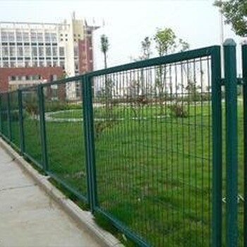福州高速公路雙邊絲護(hù)欄網(wǎng)戶外養(yǎng)殖框架隔離鐵絲網(wǎng)圈地魚塘圍欄網(wǎng)