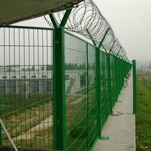 邯鄲框架護(hù)欄網(wǎng)市政隔離網(wǎng)圍欄室外硬塑網(wǎng)道路隔離圍墻邊框網(wǎng)