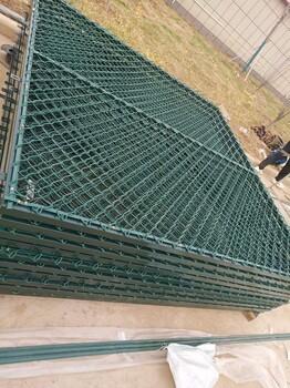 玉溪雙邊絲護欄網高速公路柵欄鐵路框架鐵絲圍欄防護網框架護欄網