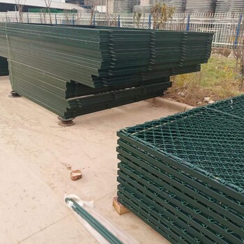 玉溪雙邊絲護欄網高速公路柵欄鐵路框架鐵絲圍欄防護網框架護欄網