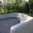 江苏学校真石丽泰科石项目白色混凝土树池坐凳现场批筑安装图片
