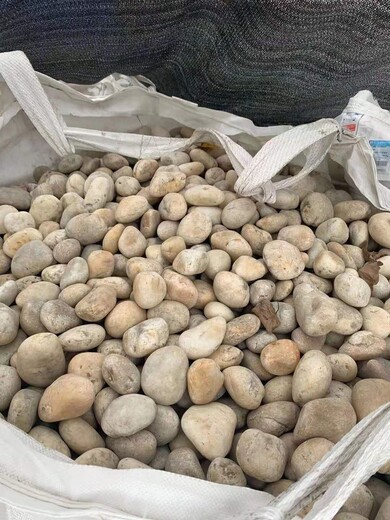 拉萨当雄县人工水系铺设鹅卵石