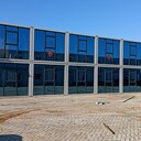 仙桃彩鋼房工地使用，郭河玻璃幕墻打包箱二層安裝