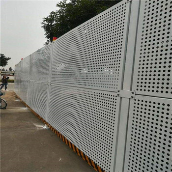 白色沿海沖孔圍擋道路施工百葉孔圍擋建筑工地防護(hù)圍擋
