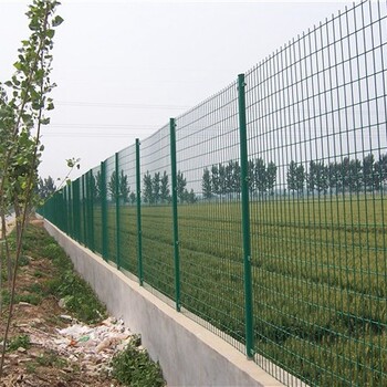 高速公路护栏网圈地养殖隔离网光伏电站双边丝围栏网贵州