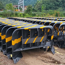  Picture of traffic safety movable fence of black and yellow railway horse fence and mall subway diversion barrier in Jinhua, Zhejiang