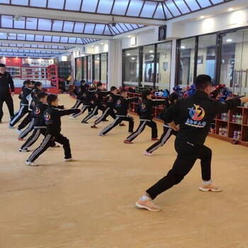 如何讓孩子學(xué)會保護(hù)自己學(xué)武術(shù)散打搏擊防身自衛(wèi)到志勛功夫館