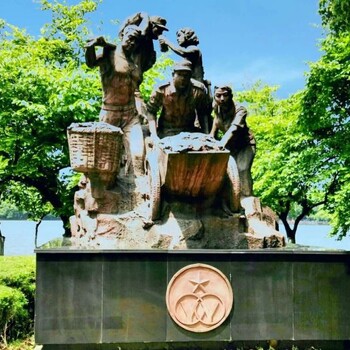 制造花園雙擁雕塑制造廠家-學(xué)校擺件服務(wù)商-靜態(tài)愛民雕塑街景