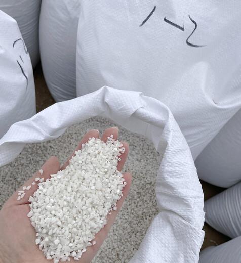 西雙版納乳白色石英砂濾料污水處理沙石泳池水過濾型號