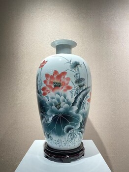 于集華大師創作《祖國頌·荷韻》瓶大師手繪瓷