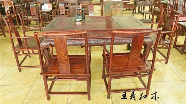 濟寧王義紅木大紅酸枝餐桌精雕細鑿，交趾黃檀家具