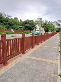 山西陽(yáng)泉河邊水泥護(hù)欄混凝土景區(qū)扶手欄桿水泥仿木紋護(hù)欄