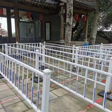太原停车场隔离栏京式白色护栏中间隔离护栏现货出售