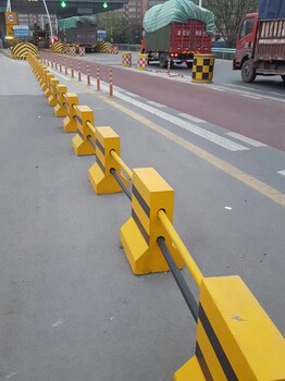 忻州公路防撞墩公路水泥隔離墩多少錢