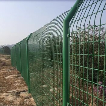 高速公路护栏网道路护栏河道防护网圈地果园围栏网光伏发电围网