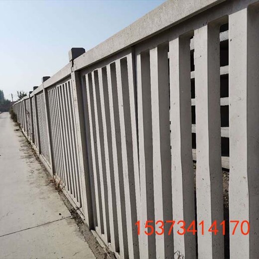 三门峡高铁钢筋混凝土防护栅栏现货1.8米铁路基水泥护栏质量好