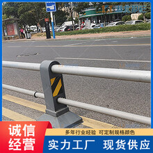 華祥市場交通防撞欄桿廠家銷售公路交通焊接柵欄銷售圖片