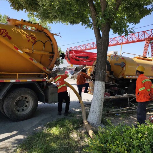 北京抽粪车，高压清洗车污水处理时，可以选择大型抽粪车