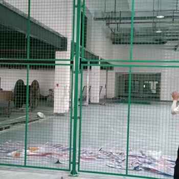 廠家直供小區(qū)鐵絲網(wǎng)工廠公園隔離欄廠房圍墻三角折彎護欄戶外桃型