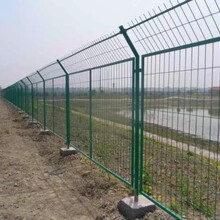 框架护栏网扁铁框网高速公路隔离网鱼塘圈地果园围栏网铁丝网