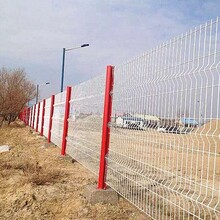 安平县护栏厂家供应桃形立柱隔离栅三角折弯围栏网