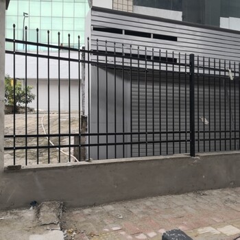 河南駐馬店熱鍍鋅護(hù)欄鐵柵欄鋅鋼圍欄鐵藝欄桿庭院圍墻鍍鋅護(hù)欄