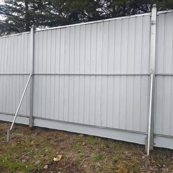 青島彩鋼圍擋預制鋼結構護欄墻工地施工隔離防護墻