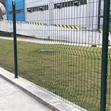 桃型柱护栏网生产厂家三角折弯护栏绿色护栏公路隔断护栏