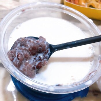 漿小白一年四季來吃的顧客都這么說：豆?jié){口味好，生意當然好！