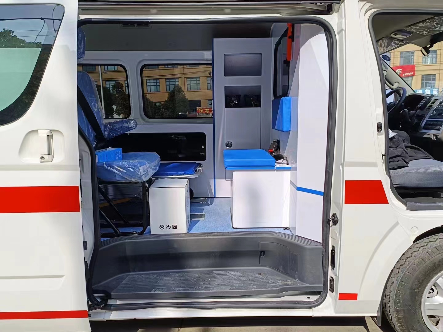 新疆博尔塔拉新款福特救护车