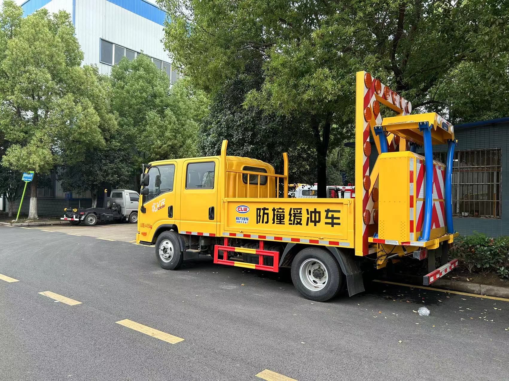 朝阳易路美高速防撞车