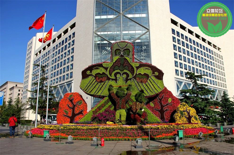 红原旅游绿雕制作过程，植物雕塑图