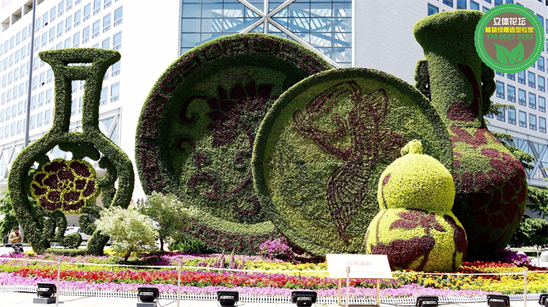 红原旅游绿雕制作过程，植物雕塑图