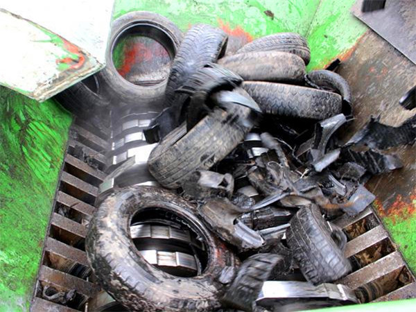 铝渣破碎机-汽车壳粉碎机现场生产