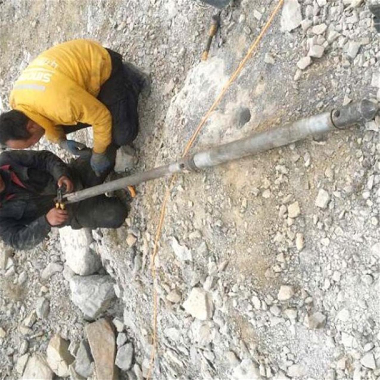 新疆哈密气体爆破矿山开采新工艺