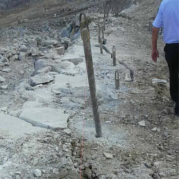 山东济南气体爆破矿山开采岩石设备