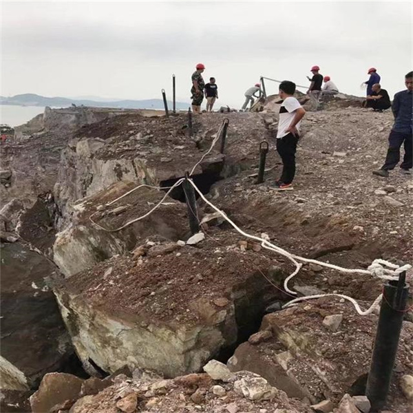 云南临沧免爆破矿山安全开采二氧化碳气体爆破