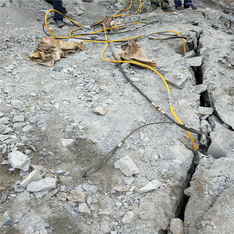 新疆博尔塔拉挖机带动式顶石器节省时间