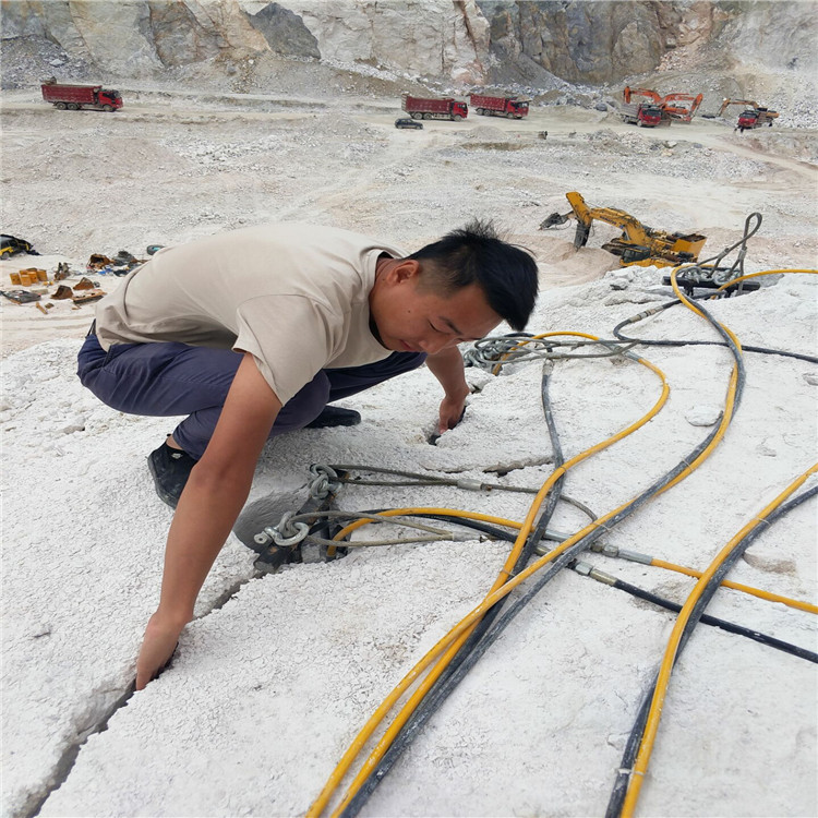 新疆博尔塔拉挖机带动式顶石器节省时间