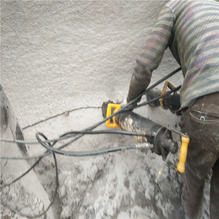 雅安混凝土拆除分裂机安装方法