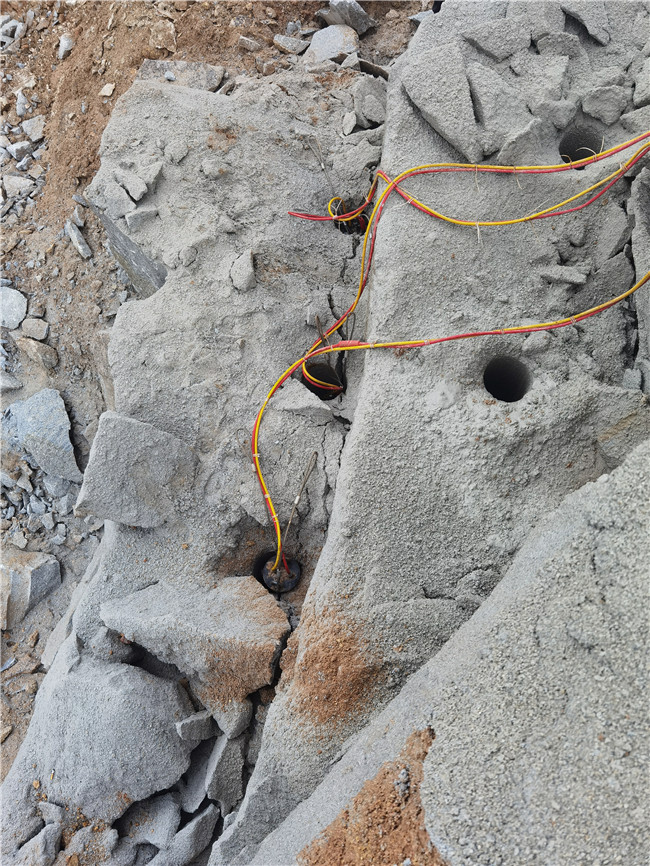 四川雅安岩石静态拆除大型劈裂机联系电话