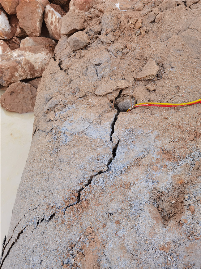 四川雅安岩石静态拆除大型劈裂机联系电话