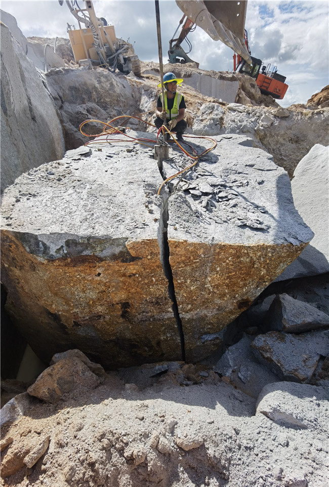廊坊采石场大型岩石液压劈裂棒安装方法