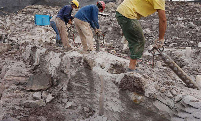 新疆吐鲁番大型岩石胀石机液压顶石机厂家直供